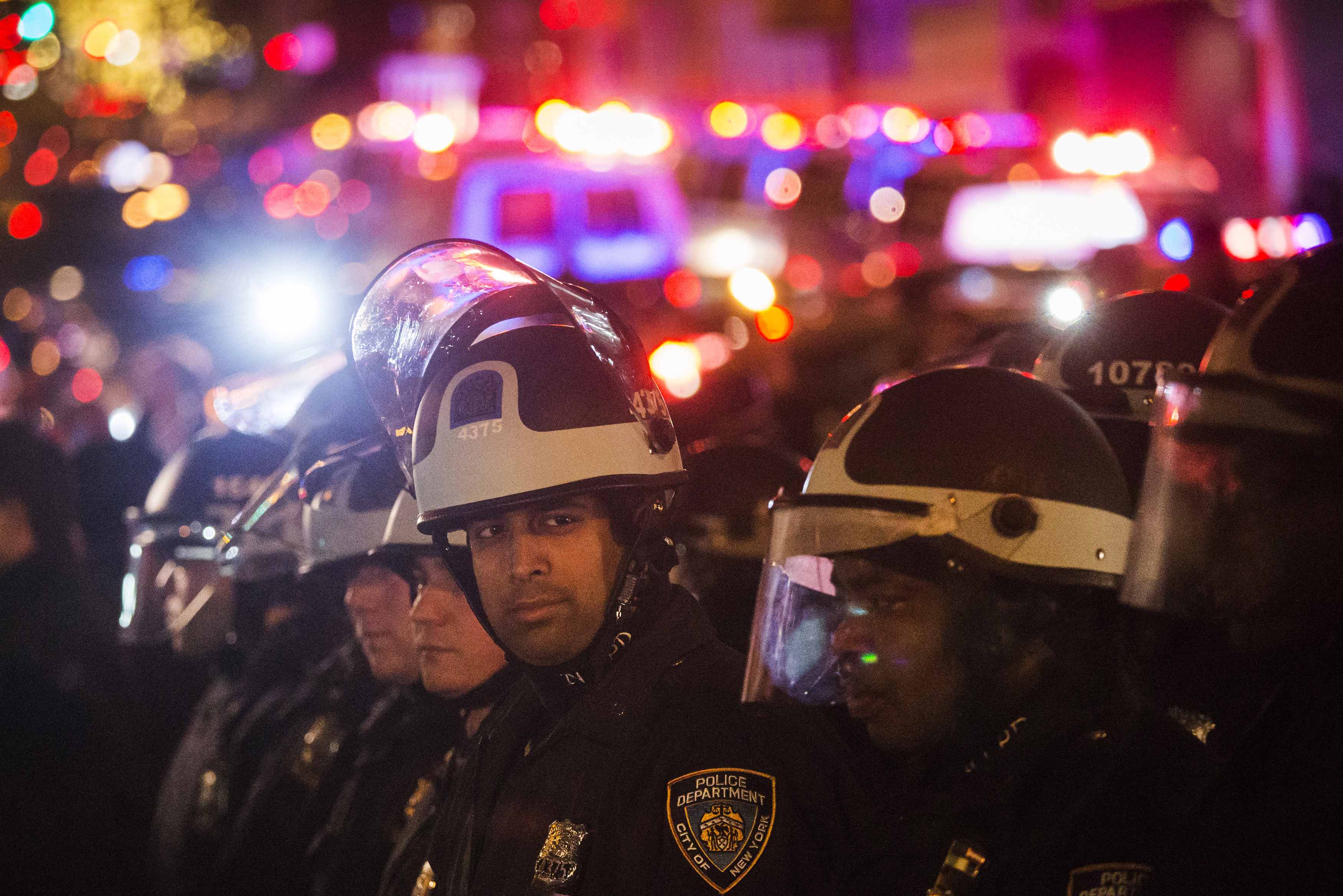 Police stand in formation while creating a roadblock after protesters ...