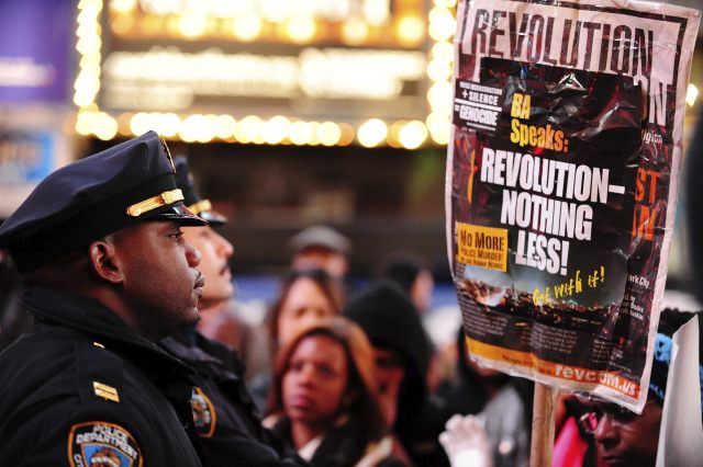 SIGUEN PROTESTAS EN NUEVA YORK TRAS DECISIÓN DE JURADO SOBRE MUERTE DE GARNER