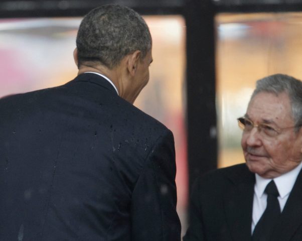 OBAMA SALUDA A RAÚL CASTRO