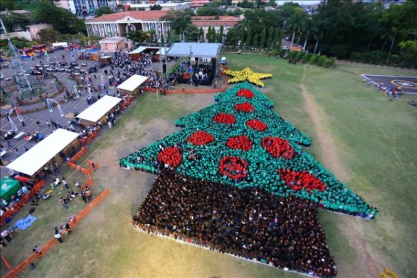 Imponen Récord Guinness con Árbol de Navidad Humano en Honduras (Video)