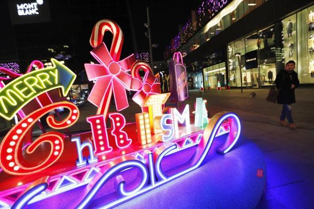  Un peatón observa la decoración navideña de un centro comercial de Pekín (China), hoy, miércoles 17 de diciembre de 2014. Aunque la Navidad no es una fiesta oficial en el país, la tradición de hacer regalos durante estas fechas se ha popularizado entre la población, con grandes beneficios para los comercios durante estas fechas. EFE/How Hwee Young