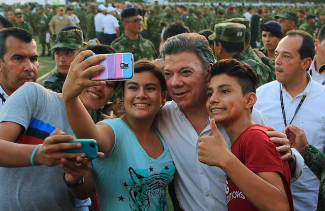 El presidente colombiano, Juan Manuel Santos (c), durante un saludo navideño en la base miliar de Tolemaida, en el departamento de Cundinamarca (Colombia) como tributo y homenaje a los miembros de las Fuerzas Armadas del país. El concierto "Juntos por los héroes" tuvo la participación del cantautor Juanes que supuso el punto final de un día marcado por el homenaje a los integrantes de las Fuerzas Armadas y en el que también participaron el presidente, Juan Manuel Santos, y el ministro de Defensa, Juan Carlos Pinzón. EFE/MAURICIO OSORIO