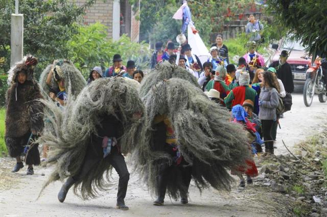 Niños indígenas participan en los preparativos para la celebración de la Navidad hoy, martes 23 de diciembre de 2014, en la población de Saraguro (Ecuador). Saraguro es una ciudad indígena enclavada en los Andes del sur de Ecuador donde la Navidad refleja el sincretismo entre el nacimiento de Jesús y la época de la germinación de las semillas, en una fiesta que huele a solidaridad y reciprocidad. EFE/Robert Puglla