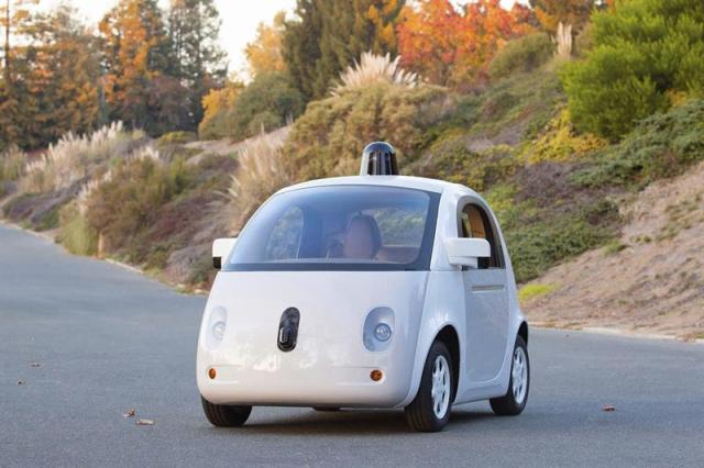 Fotografía de archivo facilitada hoy, martes 23 de diciembre de 2014, que muestra su prototipo definitivo del coche sin conductor con un funcionamiento del 100 por cien en una pista de prueba de Google en California (Estados Unidos). Google presentó ayer su prototipo definitivo completamente terminado del coche que se conduce solo. EFE/Google 