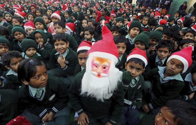  Estudiantes de un colegio indio participan en una fiesta organizada en el último día de clase antes de las vacaciones navideñas, en Bhopal (India), hoy, martes 23 de diciembre de 2014. EFE/Sanjeev Gupta