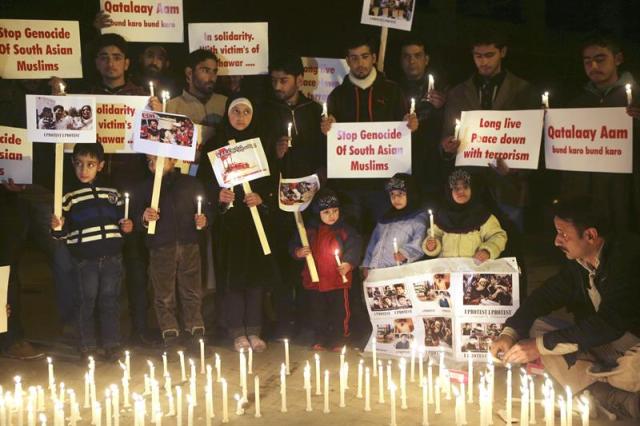 Musulmanes de la Cachemira india participan con velas y pancartas en una ceremonia celebrada en Srinagar, hoy, miércoles 17 de diciembre de 2014, en memoria de las víctimas asesinadas en un ataque talibán perpetrado ayer en un colegio del ejército en Pakistán. Pakistán entierra hoy a sus muertos en el asalto a una escuela, en el que fueron asesinados 132 estudiantes, en una jornada en la que el Gobierno levantó la moratoria sobre la pena de muerte en los casos de terrorismo y reafirmó su determinación en la guerra contra los talibanes. EFE/Farooq Khan