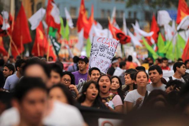 Alrededor de 5.000 jóvenes marchan pacíficamente en Lima (Perú), para pedir la derogación de la ley de promoción del trabajo juvenil, que eliminó varios beneficios sociales para los trabajadores entre los 18 y 24 años con el fin de combatir el desempleo en ese rango de edad. EFE/Paolo Aguilar