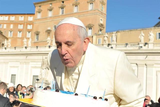 Fotografía facilitada por L'Osservatore Romano del papa Francisco mientras sopla las velas de una tarta de cumpleaños a su llegada a la Plaza de San Pedro del Vaticano para presidir audiencia general de los miércoles, hoy 17 de diciembre de 2014. El papa Francisco cumple hoy 78 años. EFE/L'Osservatore Romano 