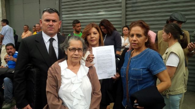 La madre y abuela de Lorent Gómez S, Elenis Rodríguez y William Jiménez en el momento de consignar la denuncia en el Ministerio Público / Foto LP