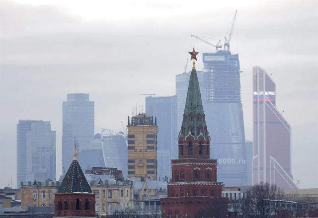  Vista de las torres del Kremlin (delante) y el centro internacional de negocios (al fondo), conocido como Moskva City, en Moscú, Rusia, hoy, lunes 15 de diciembre de 2014. El rublo cayó hoy el 2,49 por ciento ante el dólar y el 2,94 por ciento frente el euro. El Banco Central de Rusia fijó las cotizaciones oficiales, que entrarán en vigor a partir de mañana, en 58,3461 rublos por dólar y 72,6642 rublos por euro. EFE/Maxim Shipenkov