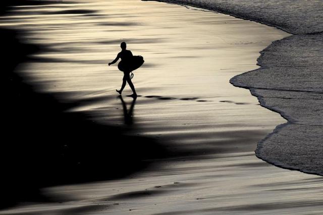  Un surfista sale del agua hoy en la playa de La Zurriola de San Sebastián, donde tras varios días de incesantes precipitaciones hoy se ha podido disfrutar de agradables condiciones meteorológicas. EFE/Javier Etxezarreta.