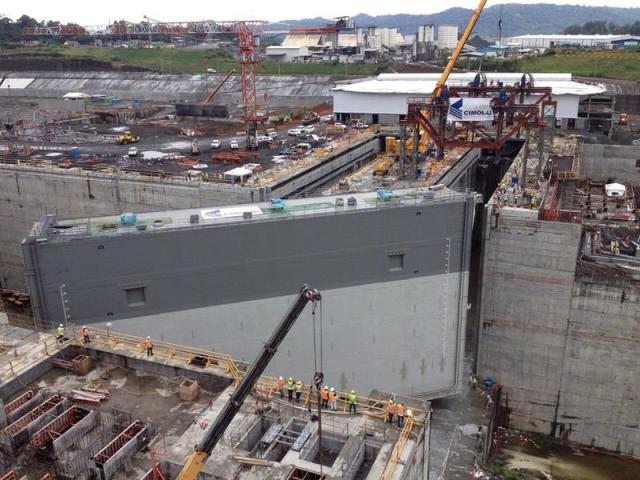 Fotografía cedida por el Grupo Unidos por el Canal (GUPC), que muestra la instalación en su ubicación final de la primera de las 16 compuertas de las nuevas esclusas en el marco de la ampliación del Canal de Panamá. El GUPC, liderado por la española Sacyr y a cargo del proyecto de las nuevas esclusas de la vía interoceánica, informó que hoy, lunes 15 de diciembre de 2014, inició la instalación de la primera compuerta en su ubicación final en la vertiente del Atlántico, en cumplimiento con el cronograma de trabajo estipulado. EFE/Cortesía del GUPC