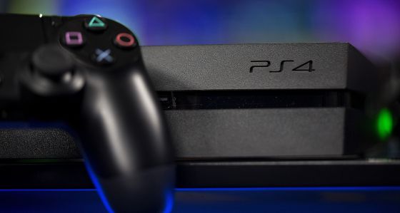 Novia regala una PS4 a su pareja y él sólo se derrite de amor (Video)