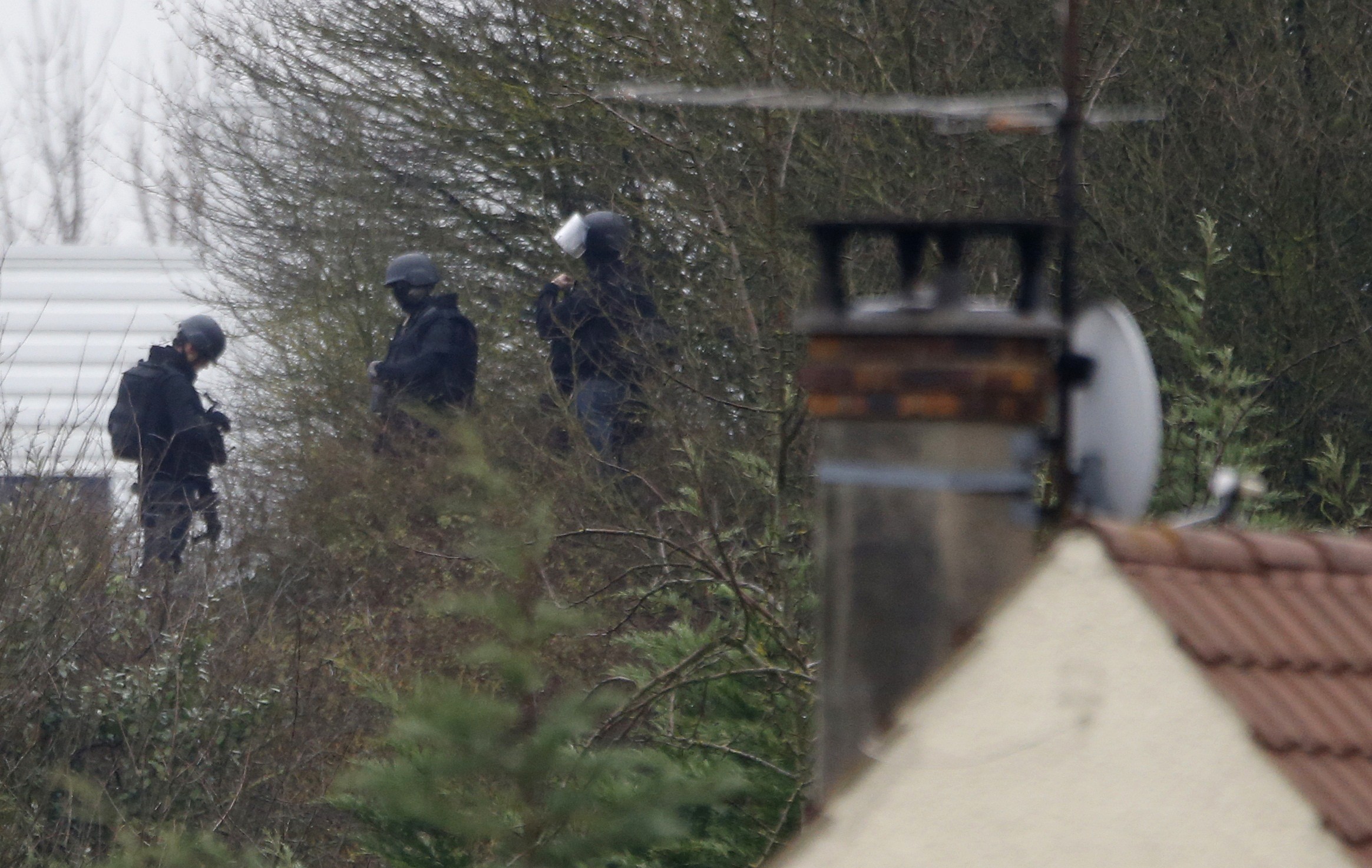 Evacuan escuelas cerca de donde están rodeados sospechosos de ataque a  Charlie Hebdo