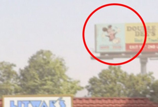 En la película Ralph el Demoledor, los productores escondieron un Mickey en un cartel callejero, poco visible.