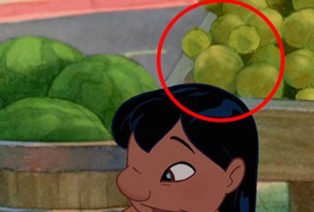 En esta escena de Lilo&Stitch, cuando Lilo trata de enseñar a Stitch a ser una ciudadana ejemplar (como Elvis Presley), Mickey Mouse se oculta en el fondo