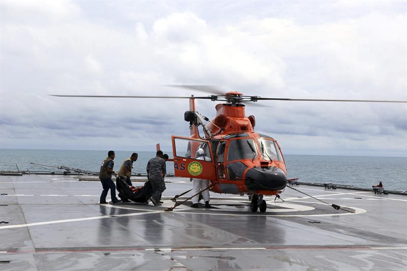 Equipos de rescate hallan seis cadáveres en el avión de AirAsia siniestrado