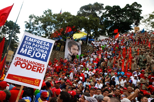 Pancarta en la marcha oficialista con motivo al 23 de enero en Caracas / Foto AVN