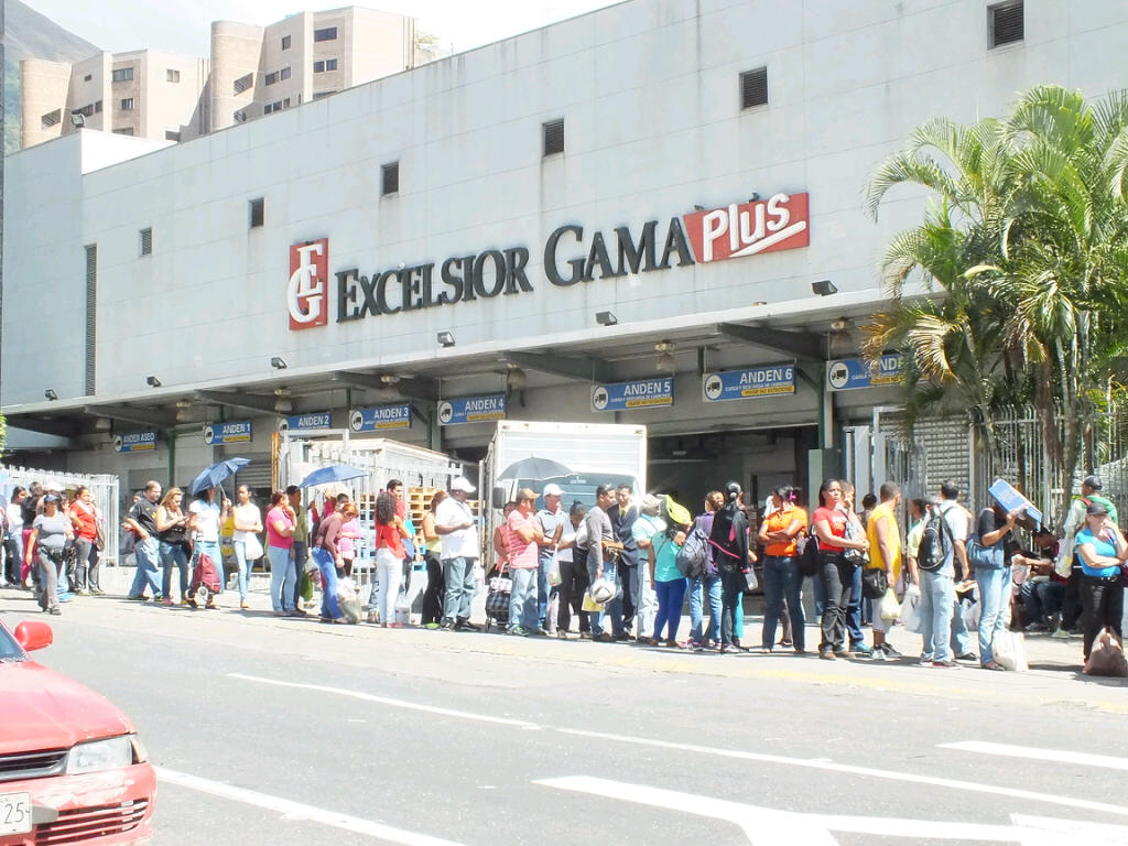 ¡Y siguen las colas! Llegó el papel higiénico (Fotos)