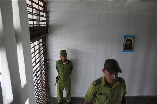 Foto: Guardias militares permanecen de pie eb la prisión Combinado del Este / AP