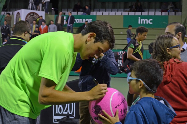 Esté firma autógrafo a pelota de niño aficionado