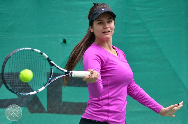 Michelle golpea de forehand