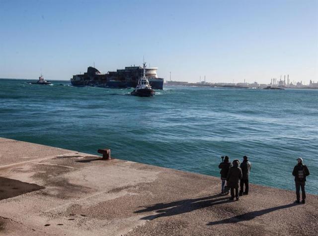 Foto: El buque "Norman Atlantic" llega remolcado al puerto de Brindisi (Italia) hoy, viernes 2 de enero de 2015. El "Norman Atlantic", el transbordador incendiado el domingo entre Grecia e Italia y en el que murieron al menos once personas, llegó hoy remolcado al puerto después de realizar una travesía de más de veinte horas desde la bahía de Vlore (Albania), en la que ha permanecido los últimos días a la espera de que mejorasen las condiciones del mar. EFE/Maria Novella De Luca