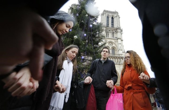 Foto: Personas se reúnen frente la catedral de Notre Dame en París durante un minuto de silencio por las víctimas del tiroteo en las oficinas de Charlie Hebdo, 8 enero, 2015. La policía francesa extendía el jueves la búsqueda de dos hermanos sospechosos de matar a 12 personas en las oficinas de un semanario satírico en París, en un ataque cometido presuntamente por islamistas radicales que ha sido calificado por líderes locales y extranjeros como un golpe a la democracia / Reuters