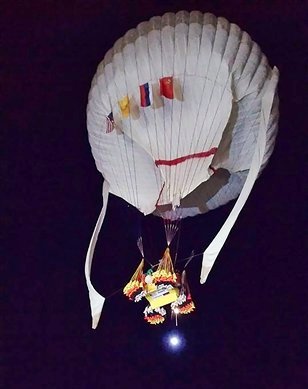 Foto: El equipo “Two Eagles", integrado por el piloto estadounidense Troy Bradley y el ruso Leonid Tiukhtyaev, mientras su globo de helio se eleva antes del amanecer en Saga, Japón / AP