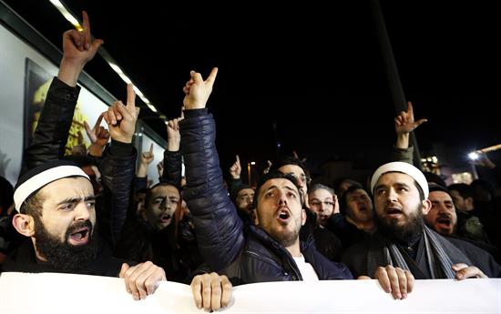 Protestas en Turquía por viñetas de Charlie Hebdo y supuesta ofensa a Atatürk