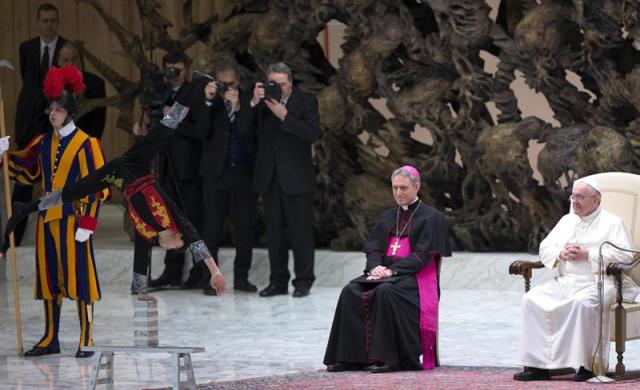  Un acróbata circense (i) actúa ante el Papa Francisco (d) en el Aula Pablo VI del Vaticano con motivo de su audiencia general de los miércoles, hoy, 7 de enero de 2015. EFE/Claudio Peri