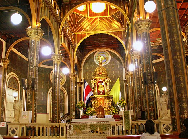 Un hombre se suicida frente al altar de santuario de Costa Rica