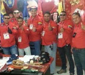 Foto: Director de Politachira junto a otros efectivos haciendo procelitismo político en la sede del comando policial.