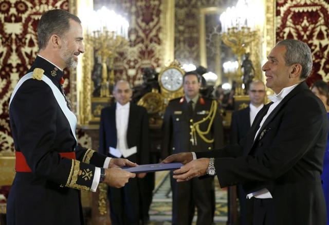 El Rey Felipe VI ha recibido al embajador de la República Arabe de Egipto, Ahmed Shafik Ismail Abdelmoeti (d), durante la tradicional ceremonia de cartas credenciales celebrada hoy en el Palacio Real. EFE/Chema Moya