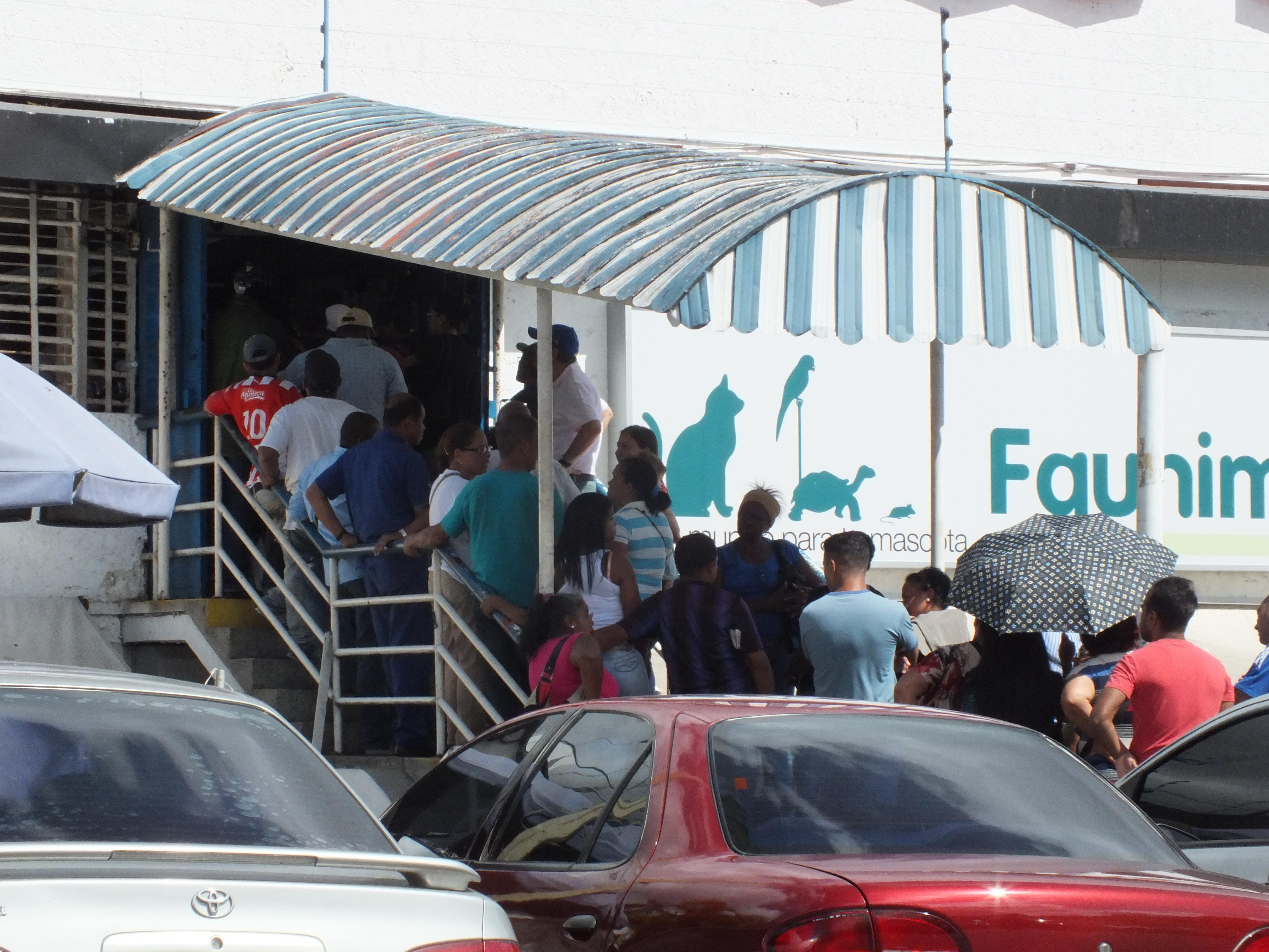 Colas en el automercado El Patio Los Palos Grandes (Fotos)