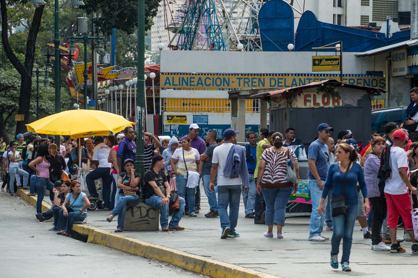 Entre 200 y 300 bolívares alquilan bebés para que con su llanto agilicen las colas