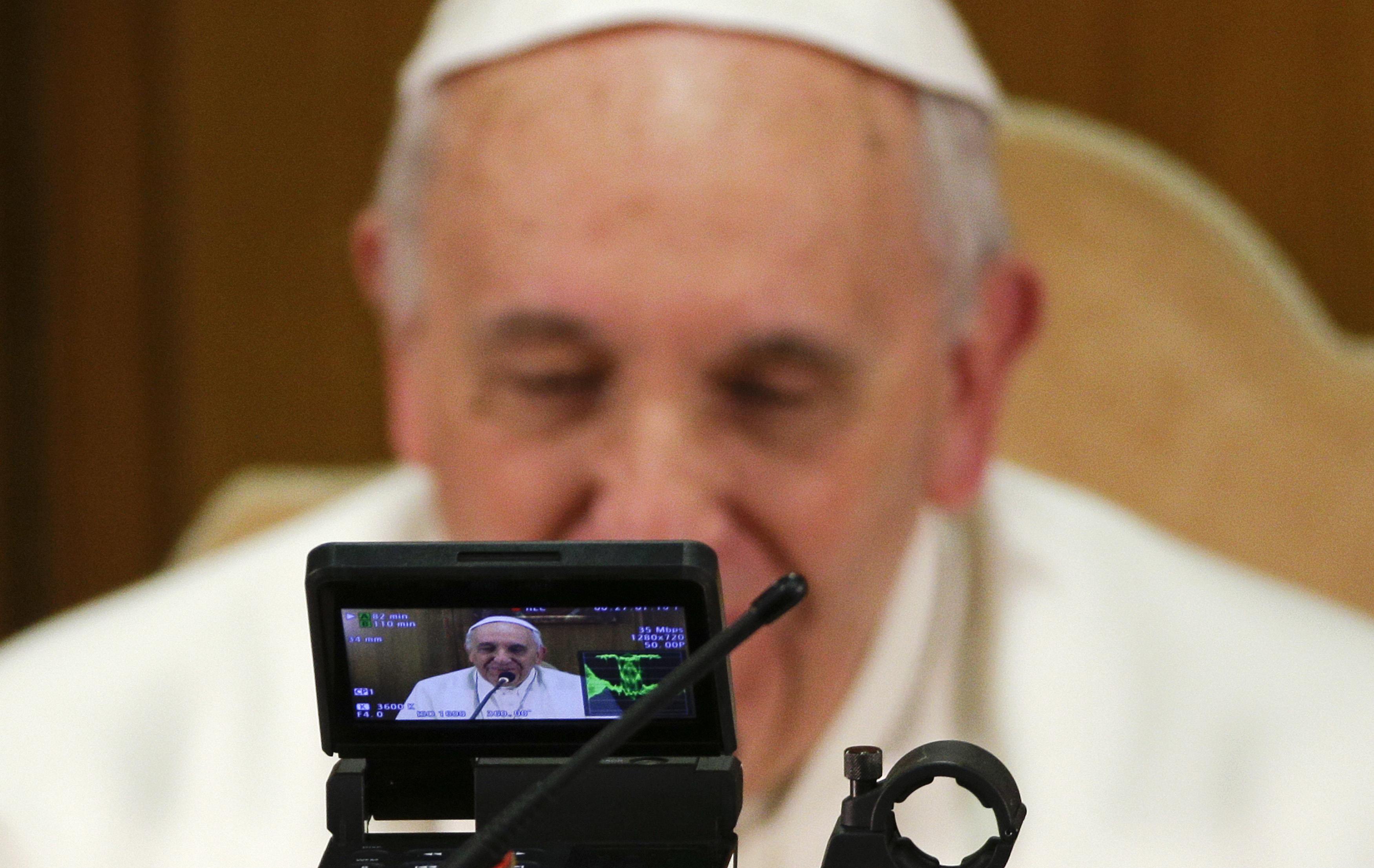 El Papa bromea y da consejos a niños discapacitados por videoconferencia