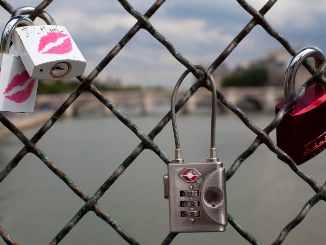 CANDADOS COLOCADOS POR LOS ENAMORADOS ADORNAN LA VERJA DEL PUENTE PONT DES ARTS