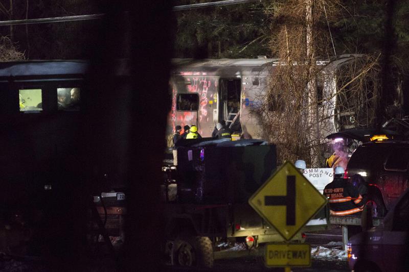 Siete muertos deja choque de un tren suburbano con un vehículo en Nueva York (Fotos)