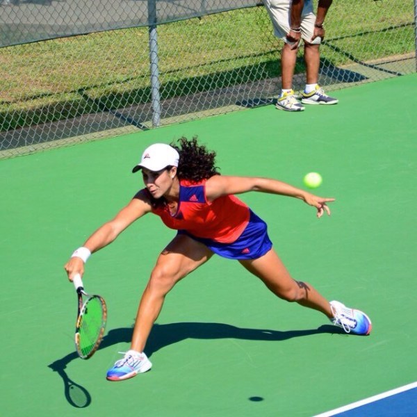 Adriana Perez en busca de pelota __ Foto AP