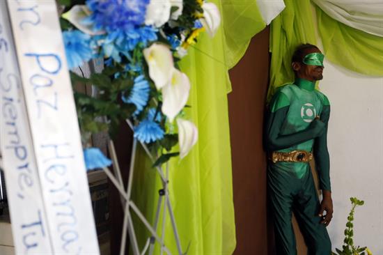 Velan a hombre vestido de Linterna Verde (Fotos)