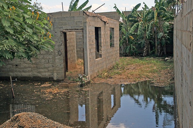 Aguas putrefactas ahogan a los habitantes de Sabana Linda en Puerto Ordaz