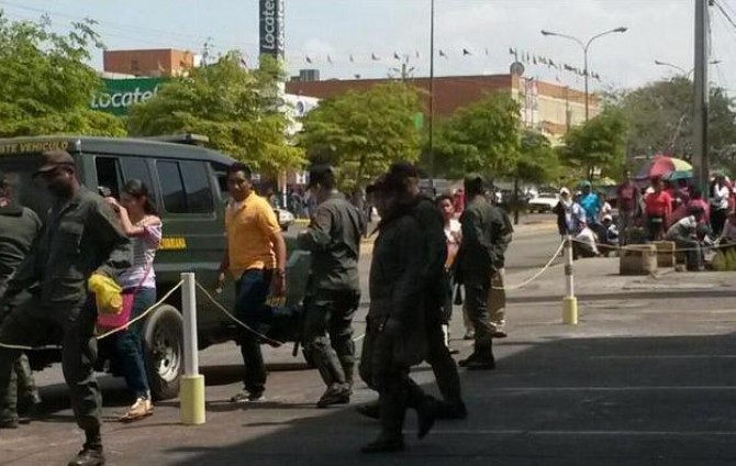 Detienen a estudiantes en Zulia por repartir agua en cola para comprar comida