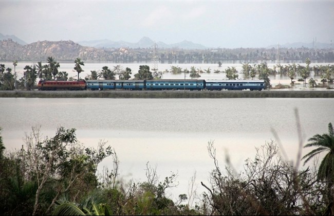 Recién nacido sobrevive tras caer por el inodoro de un tren