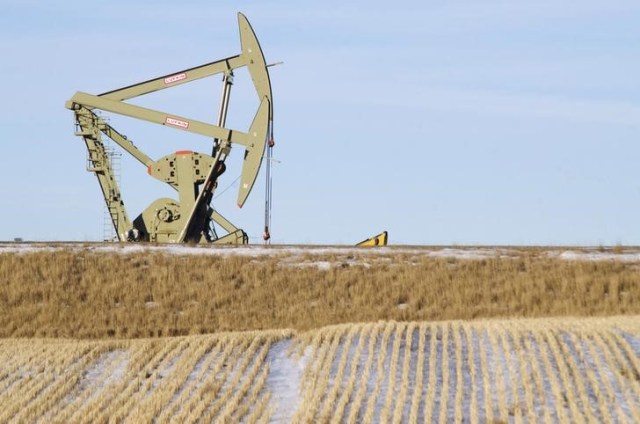 Una unidad de bombeo de crudo operando en Williston, EEUU