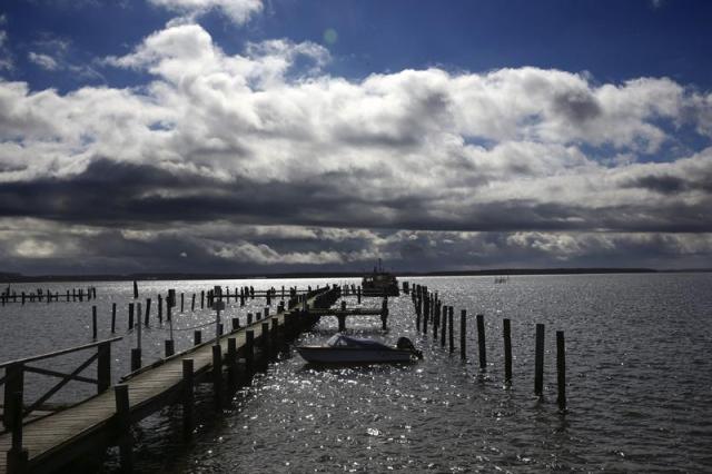 Nubes se avistan a los lejos en la bahía de Wismar en Rerik (Alemania) hoy, lunes 30 de marzo de 2015. El tiempo en Alemania continuará frío y con tormentas a lo largo de la Semana Santa. EFE/Bernd Wuestneck