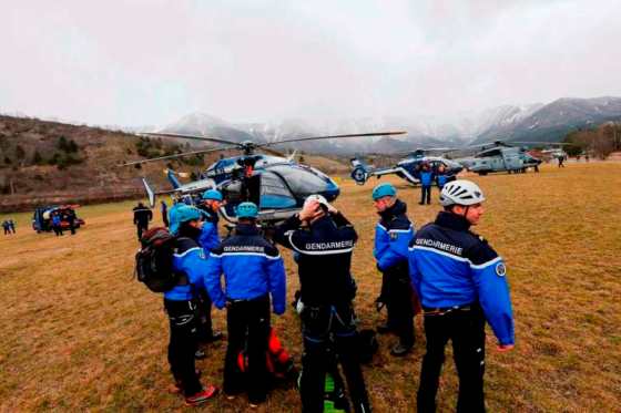 Foto: Policía francesa y unidades de rescate Gendarmería alpinos se reúnen en un campo, mientras se preparan para llegar al lugar del accidente de un Airbus A320, cerca de Seyne-les-Alpes, en los Alpes franceses, 24 de marzo de 2015. Un Airbus avión operado por Germanwings aerolínea de bajo coste de Lufthansa , en la ruta de Barcelona a Düsseldorf, se estrelló en una zona remota de nieve de los Alpes franceses el martes y todos los 150 a bordo habrían muerto.  / REUTERS