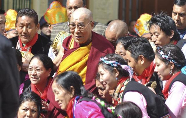 El líder espiritual tibetano, el dalái lama (c), rodeado de sus devotos durante un rezo especial para desearle larga vida celebrado en el templo Tsuglagkhang en McLeod Ganj, cerca de Dharamsala (India), hoy, miércoles 4 de marzo de 2015. EFE/Sanjay Baid