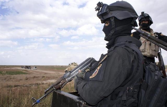 Fotografía facilitada hoy, 4 de marzo de 2015, que muestra a un grupo de soldados iraquíes que permanecen en guardia en un cuartel cerca de Tikrit, Irak, el 3 de marzo de 2015. Las fuerzas iraquíes continúan estrechando el cerco entorno a Tikrit, capital de Saladino, localidad estratégica en poder de los yihadistas del grupo Estado Islámico (EI). El presidente de la Comisión de Seguridad de la provincia de Saladino, Yasem al Yabara, confirmó que tropas leales al gobierno de Bagdad han recuperado el pozo petrolero de Alás, situado al este de la localidad de Al Alam, 15 kilómetros al norte de Tikrit. EFE/STR