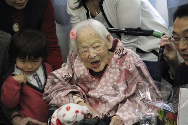 Fotografía cedida por el hogar de ancianos Kurenai que muestra a Misao Okawa, la mujer más anciana del mundo con 116 años en Osaka (Japón) hoy, mércoles 4 de marzo de 2015. Okawa cumple 117 años mañana. EFE/Kurenai Nursing Home SÓLO USO EDITORIAL/PROHIBIDA SU VENTA